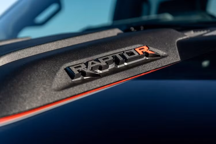 Ngoài ra còn có một số trang bị được nâng cấp thêm như cản trước và cản sau đặc biệt, bộ đèn LED địa hình, logo mới và một số đồ họa Hennessey nhằm tuyên bố với thế giới “đây không phải F-150 bình thường”.