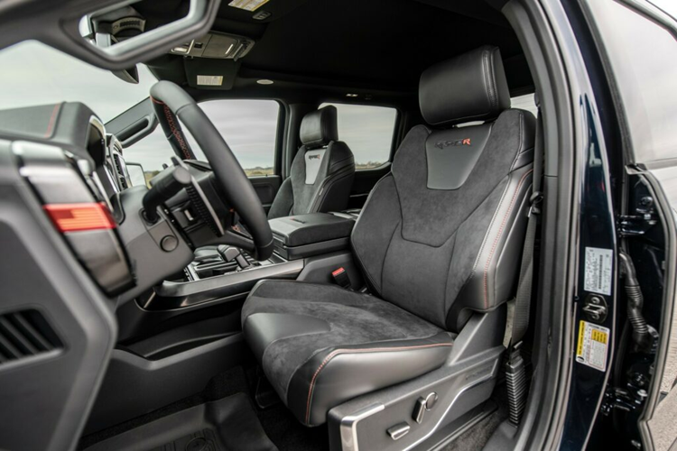 Hennessey cũng trang bị bộ la-zăng hợp kim 20 inch tùy chỉnh và lốp địa hình 37 inch. Việc Ford tăng chiều dài cũng có nghĩa là chiều dài thùng hàng tăng từ 1,67 mlên 2,4 m, tăng sức chứa hàng hóa lên hơn 45%.