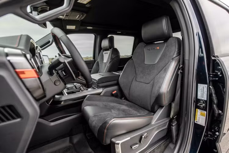 Hennessey cũng trang bị bộ la-zăng hợp kim 20 inch tùy chỉnh và lốp địa hình 37 inch. Việc Ford tăng chiều dài cũng có nghĩa là chiều dài thùng hàng tăng từ 1,67 mlên 2,4 m, tăng sức chứa hàng hóa lên hơn 45%.