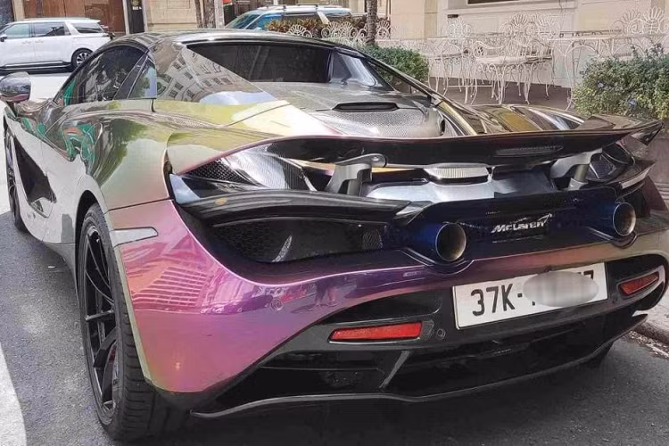Khi ở trạng thái mui trần, siêu xe McLaren 720S Spider chỉ có thể đạt vận tốc tối đa 325 km/h, nếu muốn cao hơn tầm 341 km/h, bạn phải đóng mui xe lại.
