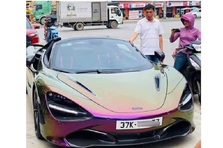Theo một số nguồn tin, ngoài McLaren 720S Spider này, vị đại gia ngầm còn có một cơ ngơi bên Mỹ với bộ sưu tập hàng loạt siêu xe khủng. Chiếc McLaren 720S Spider của đại gia xứ Nghệ cập bến nước ta từ năm 2020, nó từng thuộc sở hữu của đại gia Hứa Hà Phương - Cựu trưởng đoàn Car &amp; Passion. Thời điểm mua mới, giá xe khoảng 25 tỷ đồng.