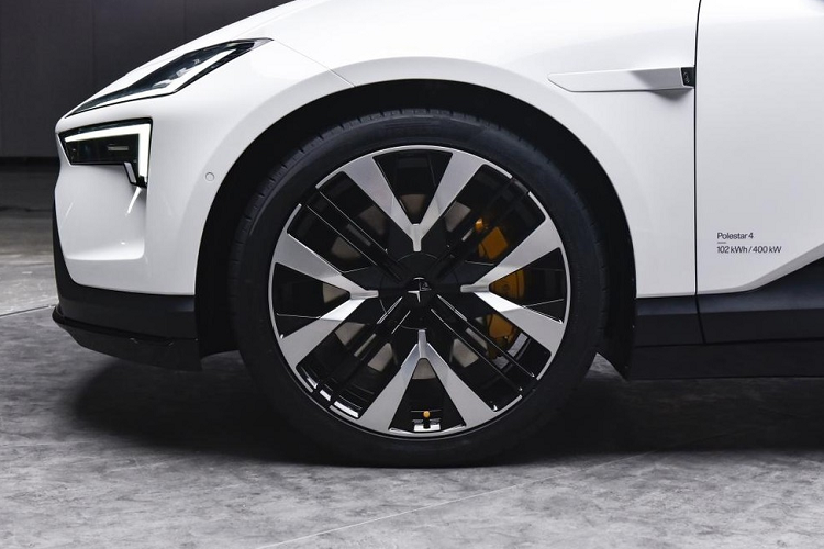 Ngoài khu vực đầu xe bắt mắt, Polestar 4 2024 còn sở hữu bộ vành hợp kim cỡ lớn và tay nắm cửa nằm chìm vào thân xe đặc trưng của ô tô điện. Trong khi đó, ở phía sau xe, Polestar đã làm một việc khác thường, đó là loại bỏ kính chắn gió sau của mẫu SUV lai Coupe này.