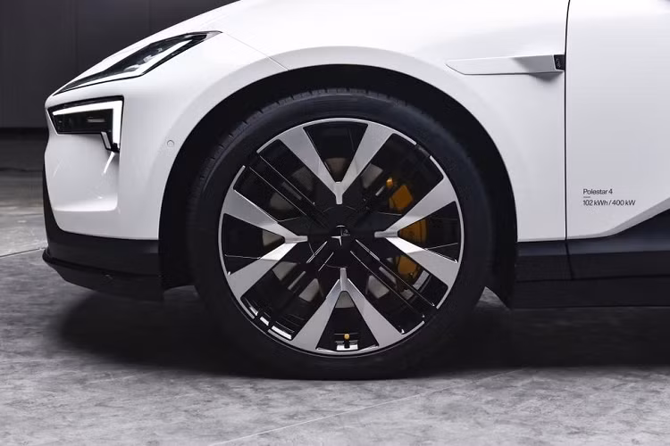 Ngoài khu vực đầu xe bắt mắt, Polestar 4 2024 còn sở hữu bộ vành hợp kim cỡ lớn và tay nắm cửa nằm chìm vào thân xe đặc trưng của ô tô điện. Trong khi đó, ở phía sau xe, Polestar đã làm một việc khác thường, đó là loại bỏ kính chắn gió sau của mẫu SUV lai Coupe này.