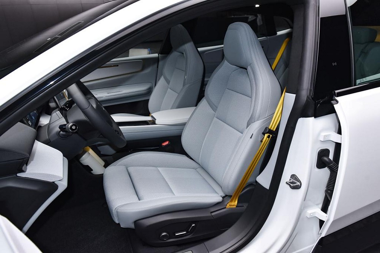 Những điểm nhấn trong trang bị nội thất của Polestar 4 2024 bao gồm màn hình hiển thị thông tin kính lái HUD 14,7 inch... Bảng đồng hồ kỹ thuật số 10,2 inch. Màn hình cảm ứng trung tâm 15,4 inch chạy bằng hệ điều hành Android Automotive OS