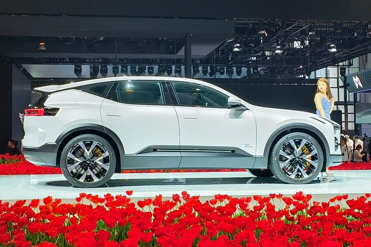 Trong khi đó, Polestar 4 2024 được thiết kế ngay từ đầu với mục tiêu tái định nghĩa phân khúc SUV lai Coupe. Đây là cách làm đã được áp dụng với Hyundai Ioniq 5 và Kia EV6. Tuy nhiên, so với 2 mẫu xe điện Hàn Quốc, Polestar 4 2024 còn mượt mà và ấn tượng hơn nữa.