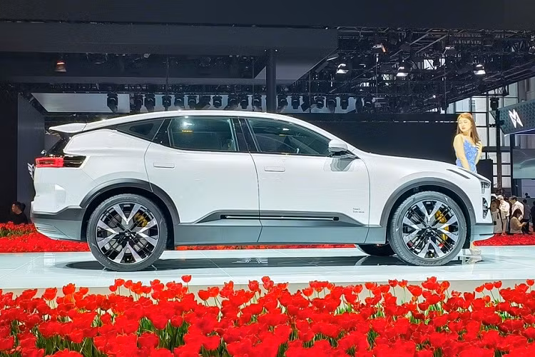 Trong khi đó, Polestar 4 2024 được thiết kế ngay từ đầu với mục tiêu tái định nghĩa phân khúc SUV lai Coupe. Đây là cách làm đã được áp dụng với Hyundai Ioniq 5 và Kia EV6. Tuy nhiên, so với 2 mẫu xe điện Hàn Quốc, Polestar 4 2024 còn mượt mà và ấn tượng hơn nữa.