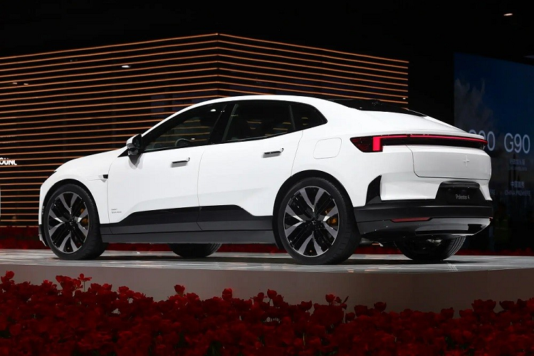 So với người anh em Polestar 3, mẫu xe này có thiết kế đặc biệt hơn khi xóa nhòa ranh giới giữa phân khúc SUV và sedan. Lấy cảm hứng thiết kế từ mẫu xe concept Polestar Precept tuyệt đẹp, Polestar 4 2024 chạy điện ngay lập tức thu hút mọi ánh nhìn nhờ cụm đèn 2 tầng với dải đèn LED hình chữ "L".