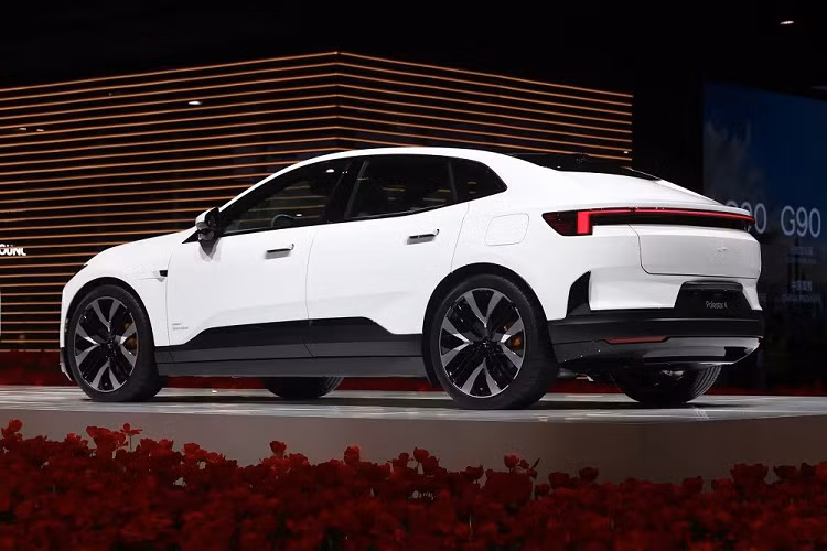 So với người anh em Polestar 3, mẫu xe này có thiết kế đặc biệt hơn khi xóa nhòa ranh giới giữa phân khúc SUV và sedan. Lấy cảm hứng thiết kế từ mẫu xe concept Polestar Precept tuyệt đẹp, Polestar 4 2024 chạy điện ngay lập tức thu hút mọi ánh nhìn nhờ cụm đèn 2 tầng với dải đèn LED hình chữ "L".