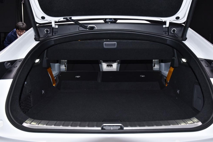 Để phù hợp với hình ảnh của một mẫu xe điện cao cấp, Polestar 4 2024 được trang bị hệ thống hỗ trợ lái nâng cao SuperVision mới nhất. Hệ thống này bao gồm 12 camera, 1 radar và 12 cảm biến siêu âm tiêu chuẩn. Trong gói SuperVision còn có cả hệ thống theo dõi người lái nâng cao để phát hiện dấu hiệu mệt mỏi hoặc mất tập trung. Gói Pilot Pack tùy chọn sẽ bao gồm hệ thống hỗ trợ chuyển làn tự động khi người lái bật đèn xi nhan.