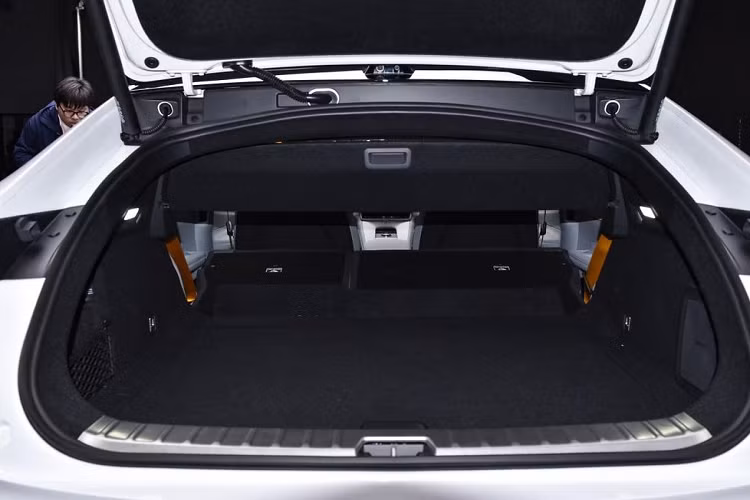 Để phù hợp với hình ảnh của một mẫu xe điện cao cấp, Polestar 4 2024 được trang bị hệ thống hỗ trợ lái nâng cao SuperVision mới nhất. Hệ thống này bao gồm 12 camera, 1 radar và 12 cảm biến siêu âm tiêu chuẩn. Trong gói SuperVision còn có cả hệ thống theo dõi người lái nâng cao để phát hiện dấu hiệu mệt mỏi hoặc mất tập trung. Gói Pilot Pack tùy chọn sẽ bao gồm hệ thống hỗ trợ chuyển làn tự động khi người lái bật đèn xi nhan.