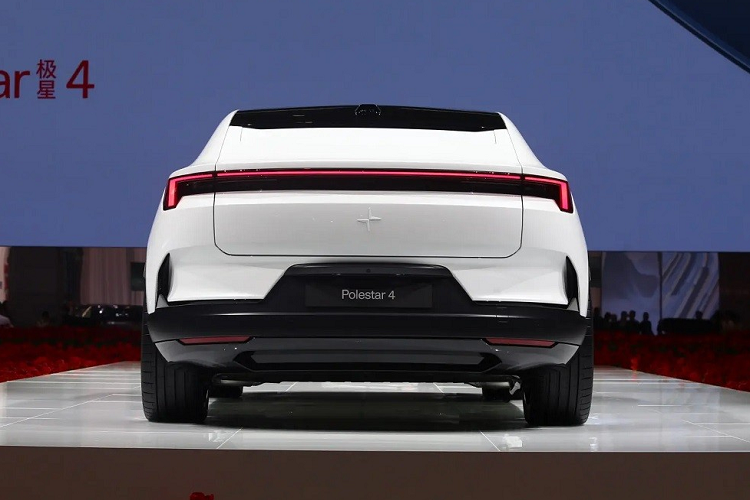 Đây là trang bị hầu như xe nào cũng có và cần thiết để người lái quan sát phía sau và nhưng Polestar lại bỏ đi nhằm mang đến "trải nghiệm chìm đắm mới cho hành khách trên ghế sau". Để bù lại cho sự "mất mát" này, Polestar trang bị gương chiếu hậu kỹ thuật số, hiển thị hình ảnh do camera trên nóc thu lại.