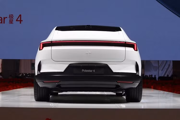 Đây là trang bị hầu như xe nào cũng có và cần thiết để người lái quan sát phía sau và nhưng Polestar lại bỏ đi nhằm mang đến "trải nghiệm chìm đắm mới cho hành khách trên ghế sau". Để bù lại cho sự "mất mát" này, Polestar trang bị gương chiếu hậu kỹ thuật số, hiển thị hình ảnh do camera trên nóc thu lại.
