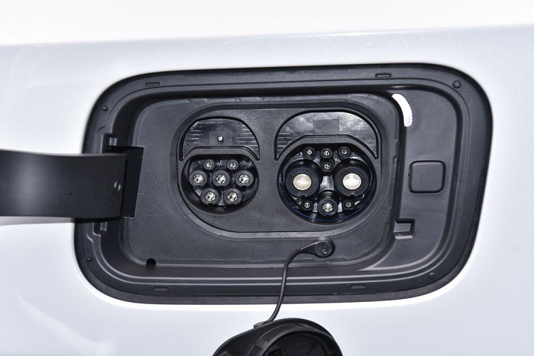 Mọi phiên bản của Polestar 4 2024 đều dùng được sạc nhanh DC với công suất lên đến 200 kW hoặc sạc chậm AC 22 kW. Bên cạnh đó là những tính năng tiêu chuẩn như sạc cho các thiết bị ngoài xe V2L và bơm nhiệt để điều hòa nhiệt độ của khoang hành khách cũng như pin trước khi khởi hành. Trong khi đó, hệ thống treo bán chủ động sẽ chỉ dành cho bản Long Range Dual Motor.