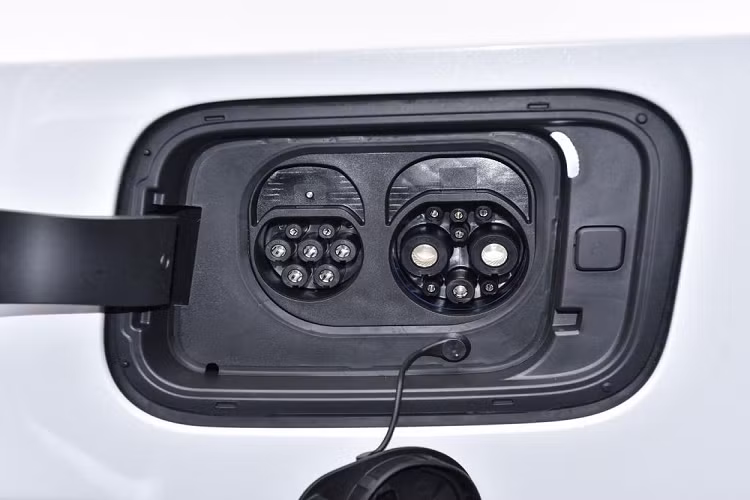 Mọi phiên bản của Polestar 4 2024 đều dùng được sạc nhanh DC với công suất lên đến 200 kW hoặc sạc chậm AC 22 kW. Bên cạnh đó là những tính năng tiêu chuẩn như sạc cho các thiết bị ngoài xe V2L và bơm nhiệt để điều hòa nhiệt độ của khoang hành khách cũng như pin trước khi khởi hành. Trong khi đó, hệ thống treo bán chủ động sẽ chỉ dành cho bản Long Range Dual Motor.