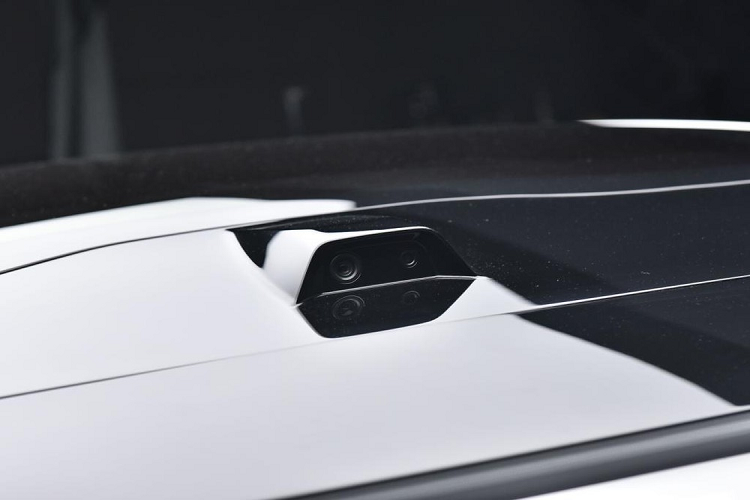 Với chiều dài cơ sở lớn, cộng thêm nóc hoàn toàn bằng kính kéo dài qua cả đầu của hành khách phía sau, Polestar 4 2024 sở hữu không gian bên trong xe rộng rãi và thoáng đãng. Tính năng chuyển nóc từ dạng trong suốt sang mờ đục là trang bị tùy chọn của xe.