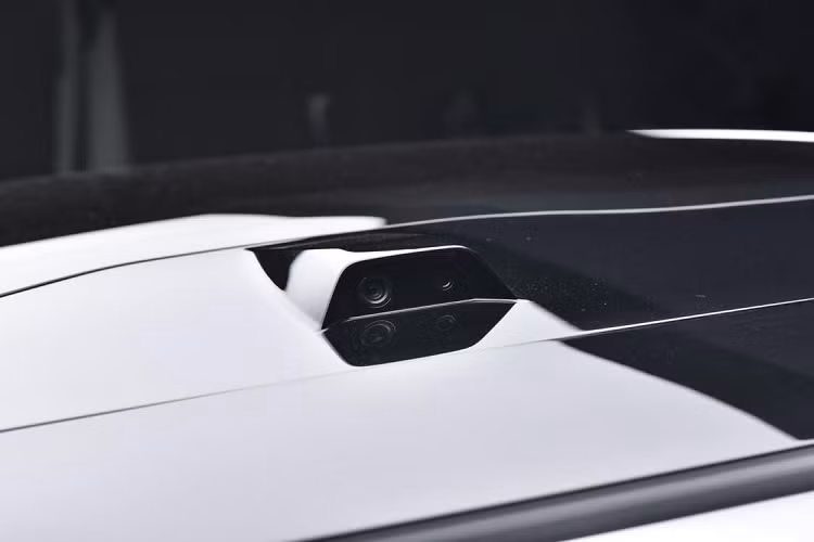 Với chiều dài cơ sở lớn, cộng thêm nóc hoàn toàn bằng kính kéo dài qua cả đầu của hành khách phía sau, Polestar 4 2024 sở hữu không gian bên trong xe rộng rãi và thoáng đãng. Tính năng chuyển nóc từ dạng trong suốt sang mờ đục là trang bị tùy chọn của xe.