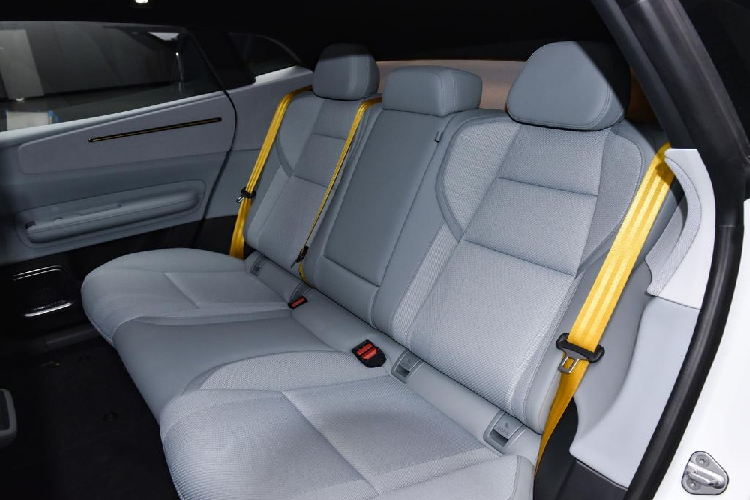 Theo xu hướng thịnh hành của làng ôtô điện thế giới, Polestar 4 2024 cũng có nhiều vật liệu thân thiện với môi trường bên trong xe như nhựa PET tái chế, lưới đánh cá cũ, sợi polypropylene tự nhiên và vinyl MicroTech. Ngoài ra, nội thất của xe còn được bọc bằng chất liệu da Nappa sang trọng.