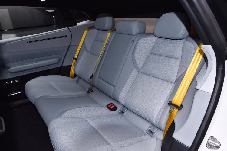 Theo xu hướng thịnh hành của làng ôtô điện thế giới, Polestar 4 2024 cũng có nhiều vật liệu thân thiện với môi trường bên trong xe như nhựa PET tái chế, lưới đánh cá cũ, sợi polypropylene tự nhiên và vinyl MicroTech. Ngoài ra, nội thất của xe còn được bọc bằng chất liệu da Nappa sang trọng.