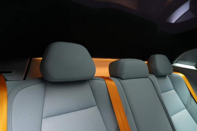 Nằm bên trong thân vỏ của Polestar 4 2024 là cơ sở gầm bệ Sustainable Experience Architecture (SEA) của hãng xe Trung Quốc Geely. Xe thuộc phân khúc SUV hạng trung với chiều dài cơ sở 2.999 mm, tương đương Hyundai Ioniq 5.