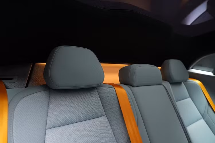 Nằm bên trong thân vỏ của Polestar 4 2024 là cơ sở gầm bệ Sustainable Experience Architecture (SEA) của hãng xe Trung Quốc Geely. Xe thuộc phân khúc SUV hạng trung với chiều dài cơ sở 2.999 mm, tương đương Hyundai Ioniq 5.