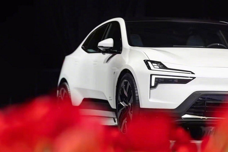 Bên cạnh đó là nắp ca-pô thấp và dốc dần xuống dưới nhằm giảm hệ số lực cản không khí đồng thời tăng thêm vẻ độc đáo cho tân binh của thương hiệu Polestar. Polestar cho biết các nhà thiết kế của họ đã áp dụng phương thức tiếp cận mới khi tạo hình cho mẫu SUV lai Coupe này. Với các hãng khác, họ chỉ cần tạo ra một chiếc SUV với nóc dốc về phía sau theo phong cách xe coupe.