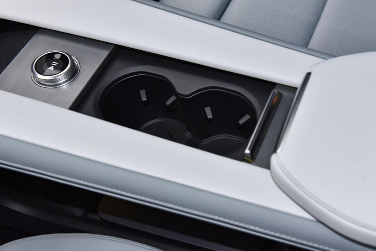 Trong khi đó, phiên bản Long Range Dual Motor được trang bị 2 mô-tơ điện với công suất tổng cộng 544 mã lực và mô-men xoắn cực đại 686 Nm cùng quãng đường di chuyển 560 km. Ngoài ra, phiên bản này còn có thể ngắt mô-tơ trước khi không cần dùng đến để bớt tiêu thụ điện và cải thiện quãng đường di chuyển.