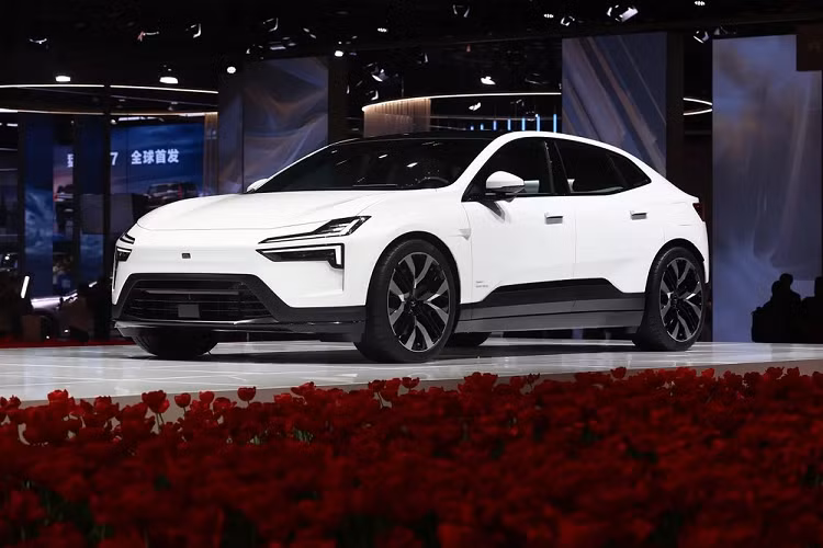 Triển lãm Ô tô Thượng Hải 2023 là nơi đón nhận màn ra mắt của hàng loạt mẫu xe mới đến từ các thương hiệu nội địa và quốc tế. Thương hiệu xe điện hạng sang Polestar của Volvo cũng tận dụng sự kiện lớn của ngành ôtô thế giới này để ra mắt tân binh mang tên 4. Polestar 4 là SUV thuần điện thứ 2 của thương hiệu này, sau Polestar 3.