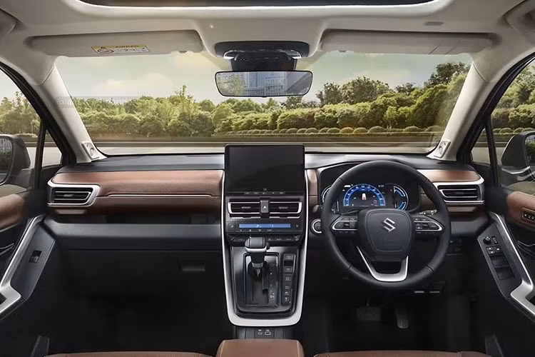 Hiện hình ảnh nội thất của Suzuki Invicto chưa được công bố. Tuy nhiên, sẽ không ngạc nhiên nếu mẫu MPV này dùng chung thiết kế và trang bị nội thất với Toyota Innova Hycross 2023. Theo tin đồn, Suzuki Invicto tại thị trường Ấn Độ sẽ chỉ có 1 phiên bản là Alpha Plus. Phiên bản này được phát triển dựa trên Toyota Innova Hycross bản ZX (O) cao cấp nhất. 