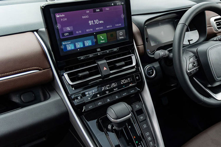 Suzuki Invicto dự kiến sẽ có những trang bị như màn hình 7 inch trong bảng đồng hồ, màn hình cảm ứng trung tâm 10,1 inch, hệ thống âm thanh JBL 9 loa, hệ thống điều hòa tự động đa vùng, sạc điện thoại không dây, ghế trước thông hơi, ghế lái chỉnh điện 8 hướng, 2 ghế cơ trưởng ở giữa với tính năng massage, cửa sổ trời toàn cảnh Panorama, phanh tay điện tử và đèn viền LED.