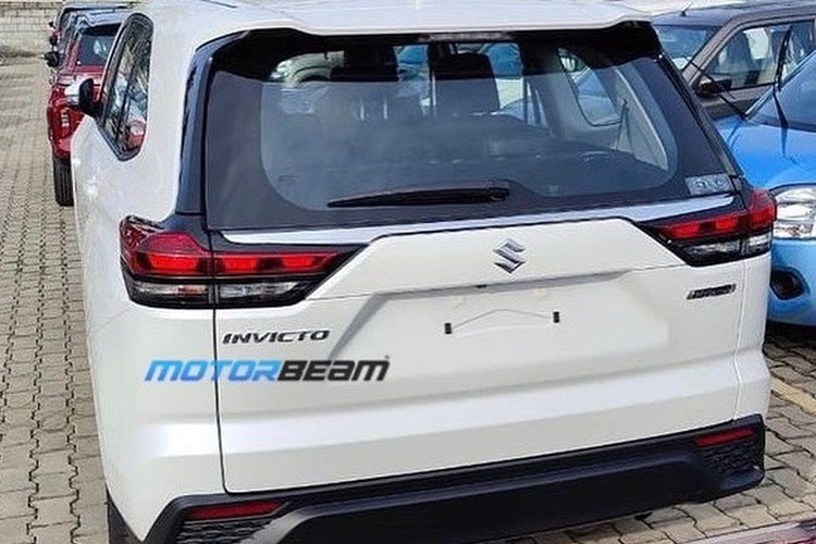 Những hình ảnh tại đại lý cho thấy Suzuki Invicto chỉ thay đổi nhẹ trong thiết kế so với "anh em song sinh" Toyota Innova Hycross 2023. Cụ thể, xe được trang bị lưới tản nhiệt mới với 2 nẹp mạ crôm nằm vắt ngang, nối với logo của hãng Suzuki ở giữa. Một nẹp mạ crôm kéo dài sang hai bên và ôm lấy đèn pha của xe, khác biệt so với Toyota Innova Hycross.