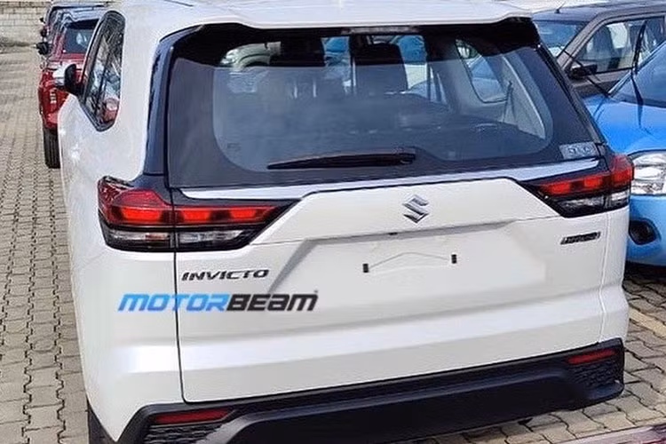 Những hình ảnh tại đại lý cho thấy Suzuki Invicto chỉ thay đổi nhẹ trong thiết kế so với "anh em song sinh" Toyota Innova Hycross 2023. Cụ thể, xe được trang bị lưới tản nhiệt mới với 2 nẹp mạ crôm nằm vắt ngang, nối với logo của hãng Suzuki ở giữa. Một nẹp mạ crôm kéo dài sang hai bên và ôm lấy đèn pha của xe, khác biệt so với Toyota Innova Hycross.