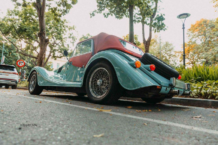 Khác với những mẫu xe ngày nay, các dòng xe của Morgan vẫn sở hữu khung vỏ được chế tác từ gỗ tần bì có tính chịu lực cao khiến những mẫu xe này có phần giống tác phẩm nghệ thuật hơn là phương tiện di chuyển 4 bánh. Plus Four là mẫu xe thể thao mui trần thứ 2 của Morgan được phát triển trên nền tảng nhôm ngoại quan mới, cung cấp một cơ sở cứng cáp hơn nhiều so với khung thép cũ.