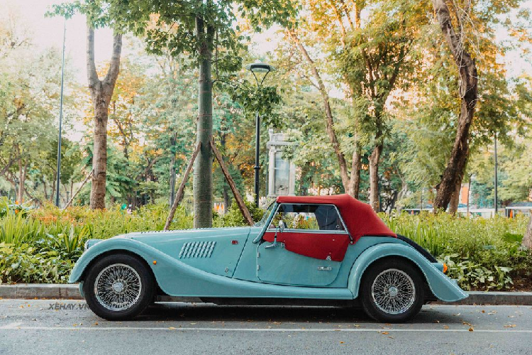 Chiếc xe mui trần “giả cổ” Morgan Plus Four này có động cơ đặt trước, đầu xe vươn dài trong khi khoang lái 2 chỗ ngồi lùi về phía sau cùng hốc bánh lộ ra ngoài. Đầu và đuôi xe được trang bị hệ thống đèn tròn đậm chất vintage tạo nên sự hoài cổ không thể trộn lẫn của hãng xe Anh Quốc.