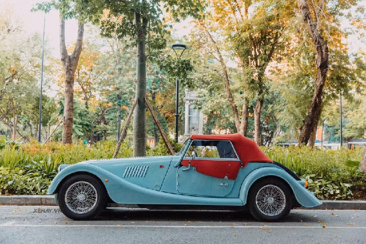 Chiếc xe mui trần “giả cổ” Morgan Plus Four này có động cơ đặt trước, đầu xe vươn dài trong khi khoang lái 2 chỗ ngồi lùi về phía sau cùng hốc bánh lộ ra ngoài. Đầu và đuôi xe được trang bị hệ thống đèn tròn đậm chất vintage tạo nên sự hoài cổ không thể trộn lẫn của hãng xe Anh Quốc.