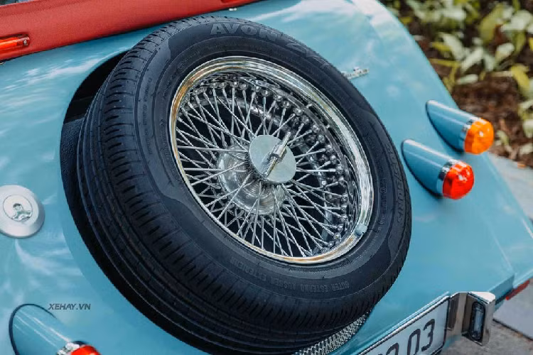 Ở phía sau, Morgan Plus Four gây ấn tượng với thiết kế đèn hậu hình tròn đặt nhô ra ngoài. Logo tên phiên bản Plus Four cùng lốp xe dự phòng cũng được gắn phía sau xe. Hệ thống ống xả mạ chrome, bình xăng của mẫu xe thân gỗ này đặt bên cạnh phần lốp dự phòng.