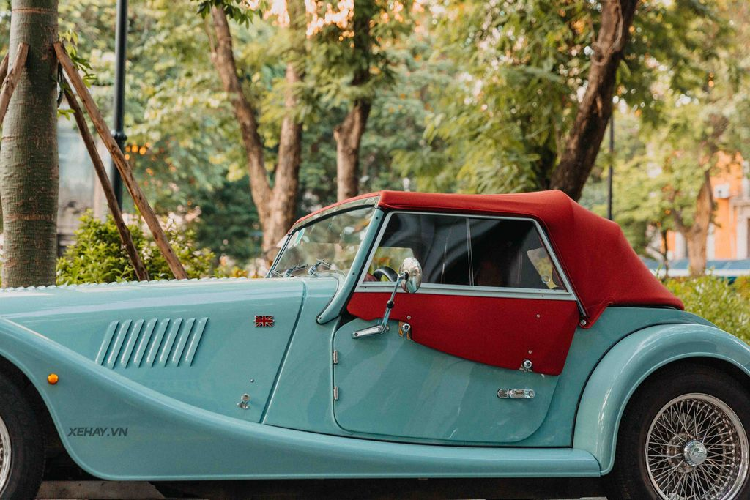 Morgan Plus Four hoài cổ tại Việt Nam có thể tăng tốc 0-100 km/h chỉ trong 4,8 giây nhờ khối lượng nhẹ chỉ hơn 1 tấn. Vận tốc tối đa của xe đạt 240 km/h.