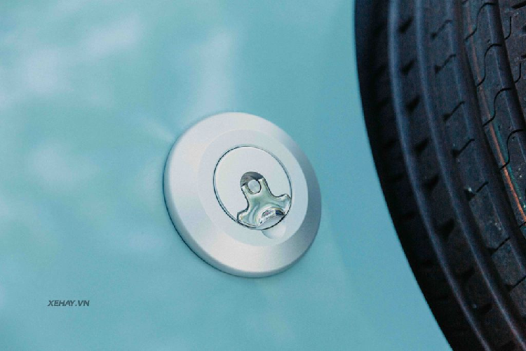 Bên trong cabin, nội thất của chiếc Morgan Plus Four này được bọc da màu đỏ sang trọng. Xe được trang bị đồng hồ cơ, màn hình nhỏ sau vô-lăng và không có màn hình giải trí trung tâm. Vô lăng của Morgan Plus Four không tích hợp các phím chức năng như đa số các dòng xe trên thị trường hiện nay, thêm vào đó là phanh tay dạng cơ và cần số “gật gù” đặc trưng của BMW.