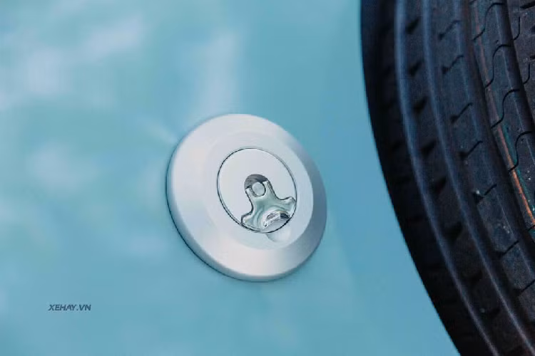 Bên trong cabin, nội thất của chiếc Morgan Plus Four này được bọc da màu đỏ sang trọng. Xe được trang bị đồng hồ cơ, màn hình nhỏ sau vô-lăng và không có màn hình giải trí trung tâm. Vô lăng của Morgan Plus Four không tích hợp các phím chức năng như đa số các dòng xe trên thị trường hiện nay, thêm vào đó là phanh tay dạng cơ và cần số “gật gù” đặc trưng của BMW.