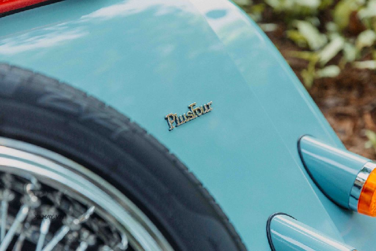 Trong quá trình tuỳ biến khi đặt hàng Morgan Plus Four, khách hàng sẽ được tùy chọn mui cứng hoặc mui mềm. Theo chia sẻ của đại diện hãng tại Việt Nam, đa phần khách hàng sẽ lựa chọn mui mềm bởi tính linh động, mui cứng tạo cảm giác liền khối nhưng việc tháo lắp lại không hề đơn giản.