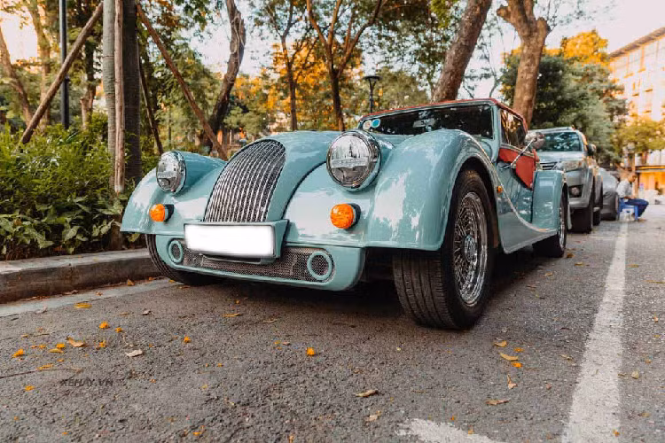 Số lượng Morgan Plus Four tại Việt Nam rất ít, được biết, chiếc Morgan Plus Four 2021 trong bài được về nước theo diện nhập khẩu chính hãng. Xe sở hữu màu sơn ngoại thất màu xanh ngọc, trong khi phần mui vải có màu đỏ nổi bật.