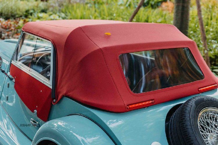 Ngoài màu sơn độc đáo, chiếc Morgan Plus Four này còn thu hút sự chú ý với bộ vành mạ chrome sáng bóng nổi bật kích thước 15 inch, giúp chiếc xe giữ đúng phong cách cổ điển đặc trưng. Trang bị này, đòi hỏi các kỹ sư của Morgan phải điều chỉnh các thanh đòn, hệ thống treo và bộ phận phanh.