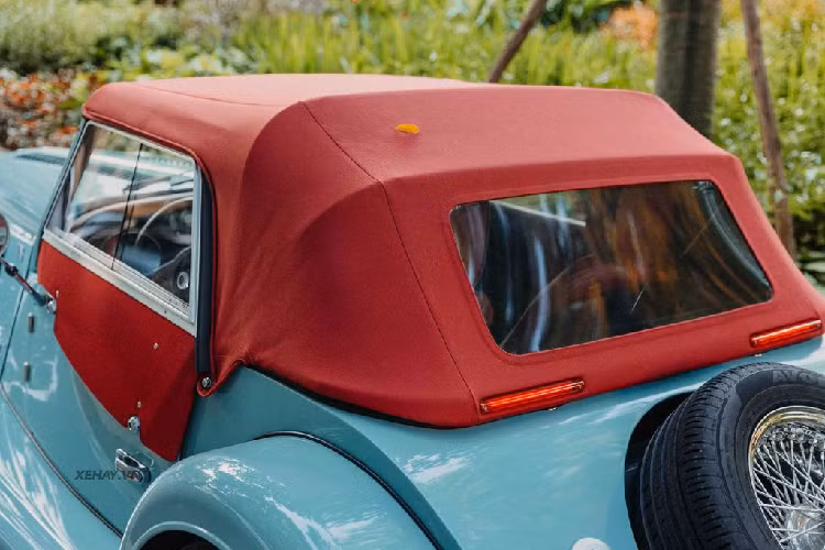 Ngoài màu sơn độc đáo, chiếc Morgan Plus Four này còn thu hút sự chú ý với bộ vành mạ chrome sáng bóng nổi bật kích thước 15 inch, giúp chiếc xe giữ đúng phong cách cổ điển đặc trưng. Trang bị này, đòi hỏi các kỹ sư của Morgan phải điều chỉnh các thanh đòn, hệ thống treo và bộ phận phanh.