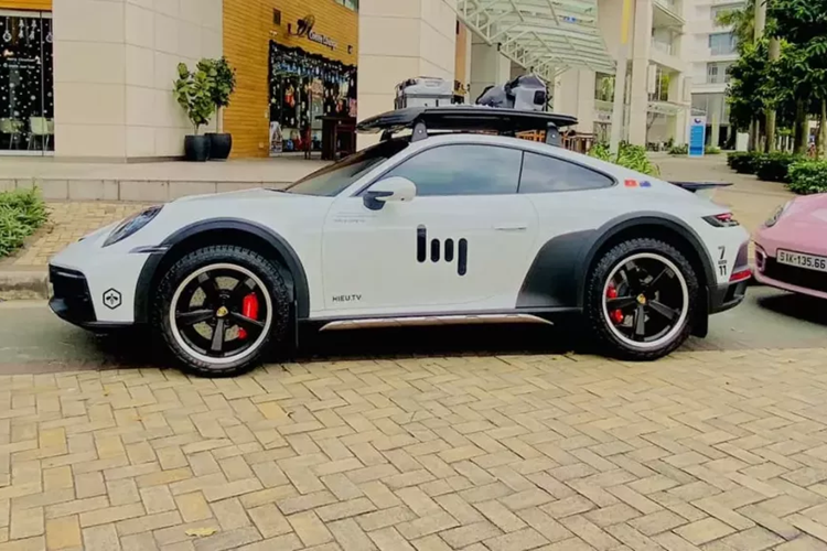 Thú vị hơn là khác với những gì chia sẻ trước đó, hóa ra chiếc xe thể thao Porsche 911 Dakar 2023 của Hiếu TV lại mang ngoại thất màu trắng, không phải màu xám cùng con số 19 ở cửa xe, như vậy, Porsche 911 Dakar 2023 thứ 3 về Việt Nam mới là xe của Hiếu TV, còn chiếc thứ 2, chủ nhân vẫn đang là 1 ẩn số.