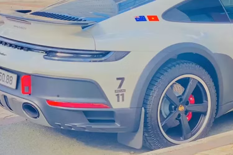 Chiếc xe thể thao giới hạn Porsche 911 Dakar đeo biển trúng đấu giá có ngoại thất sơn màu trắng cùng nhiều chi tiết sơn đen mờ như cản trước, sau, vòm bánh xe, la-zăng 5 chấu đơn cỡ lớn, cánh gió đuôi hay khuếch tán sau có tấm ốp inox sắc bén và kẹp phanh xe màu đỏ.