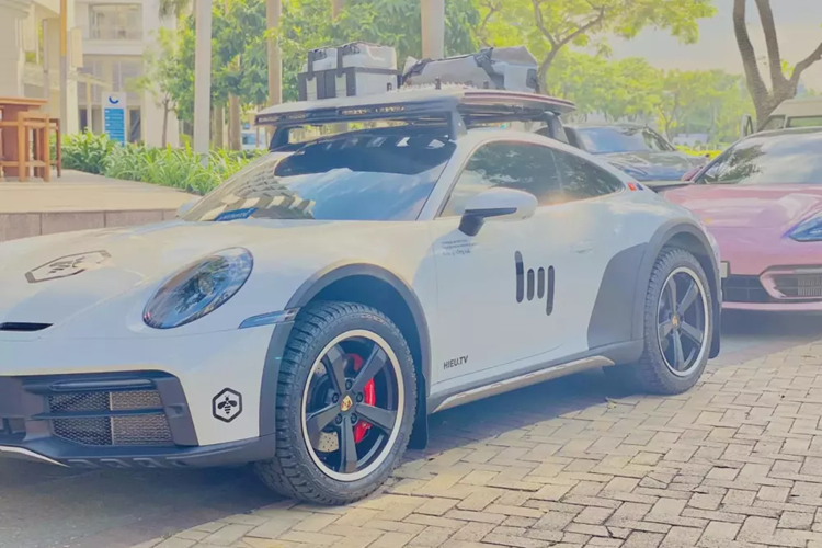 Chiếc xe Porsche 911 Dakar 2023 của Hiếu TV mang biển kiểm soát 51K-850.88, đây là biển số đấu giá trực tuyến, với mức trả giá cao nhất là 155 triệu đồng, khá hợp lý cho ai mê biển đẹp, vì trong 5 số có 3 con số 8 và 1 con số 5, không có số xấu như 4 là tử hay 7 là thất.