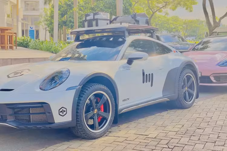 Chiếc xe Porsche 911 Dakar 2023 của Hiếu TV mang biển kiểm soát 51K-850.88, đây là biển số đấu giá trực tuyến, với mức trả giá cao nhất là 155 triệu đồng, khá hợp lý cho ai mê biển đẹp, vì trong 5 số có 3 con số 8 và 1 con số 5, không có số xấu như 4 là tử hay 7 là thất.