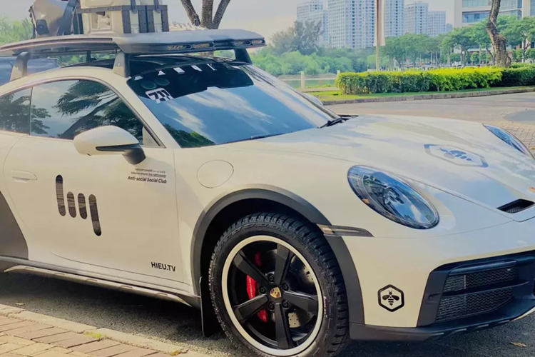 "Trái tim" của Porsche 911 Dakar 2023 của Hiếu TV là khối động cơ xăng 6 xi-lanh thẳng hàng, tăng áp kép, dung tích 3.0 lít, sản sinh công suất tối đa 473 mã lực và mô-men xoắn cực đại 570 Nm.