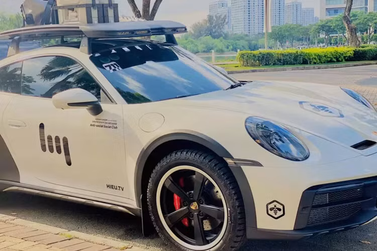 "Trái tim" của Porsche 911 Dakar 2023 của Hiếu TV là khối động cơ xăng 6 xi-lanh thẳng hàng, tăng áp kép, dung tích 3.0 lít, sản sinh công suất tối đa 473 mã lực và mô-men xoắn cực đại 570 Nm.