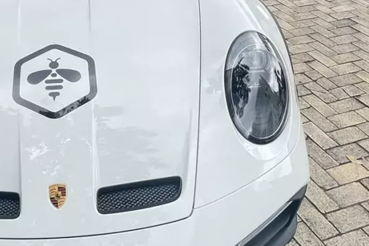 Giá xe Porsche 911 Dakar 2023 chính hãng được công bố là 15,29 tỷ đồng, không bao gồm tùy chọn thêm của khách cũng như lăn bánh. Điểm mạnh của Porsche 911 Dakar 2023 chính là việc khoảng sáng gầm cao hơn 50 mm so với xe tiêu chuẩn, ngoài ra, chiếc xe Porsche 911 Dakar còn có thể tăng thêm 30 mm nữa ở chế độ High Level.