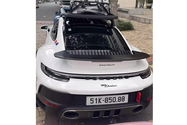 Đây là chế độ phục vụ việc chạy off-road, được kích hoạt thông qua núm xoay trên vô lăng, điều này giúp Porsche 911 Dakar 2023 có thể bay qua các gờ giảm tốc cao, ổ gà mà không lo bị cạ gầm.